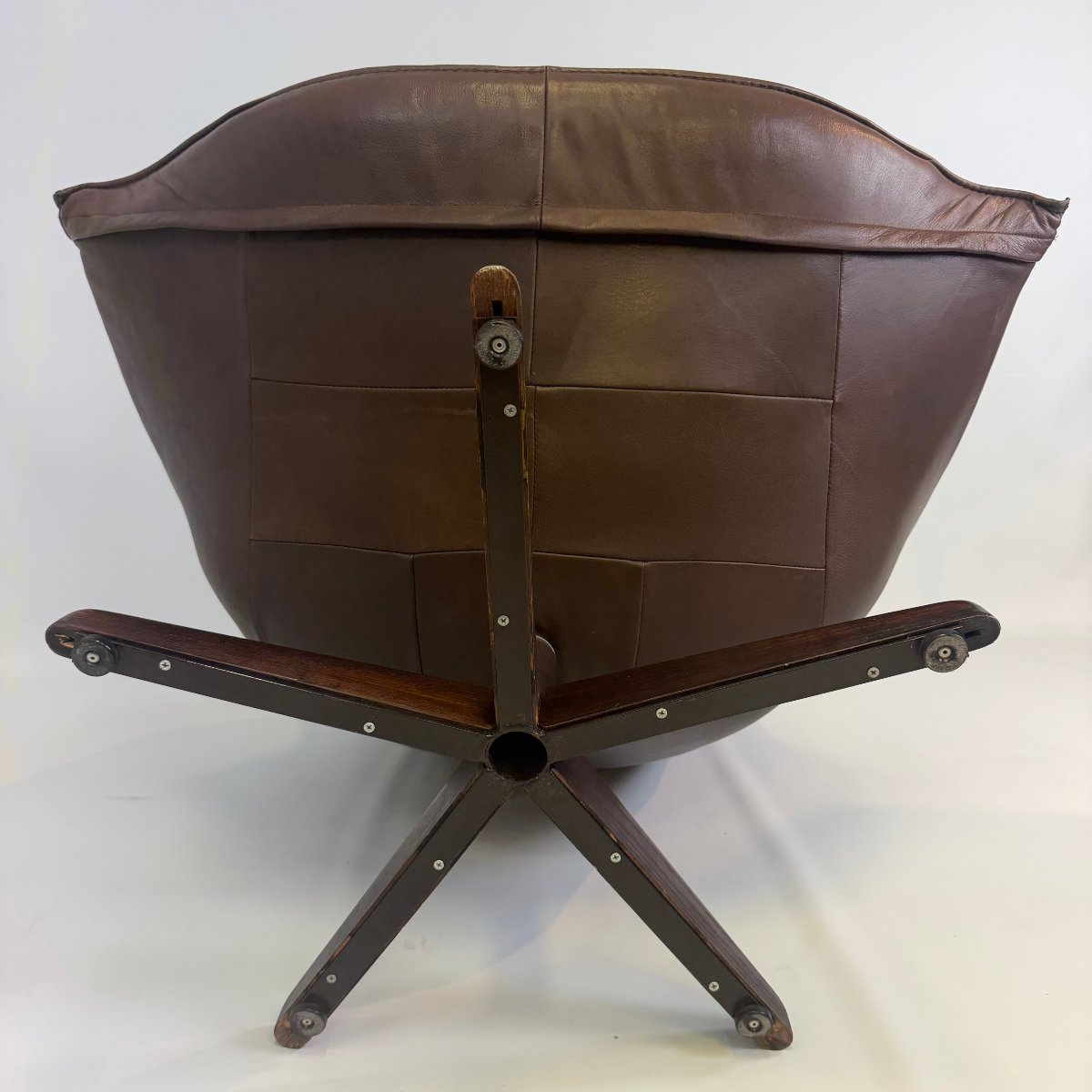 Fauteuil pivotant « Master » en cuir de buffle de Leolux-photo-8