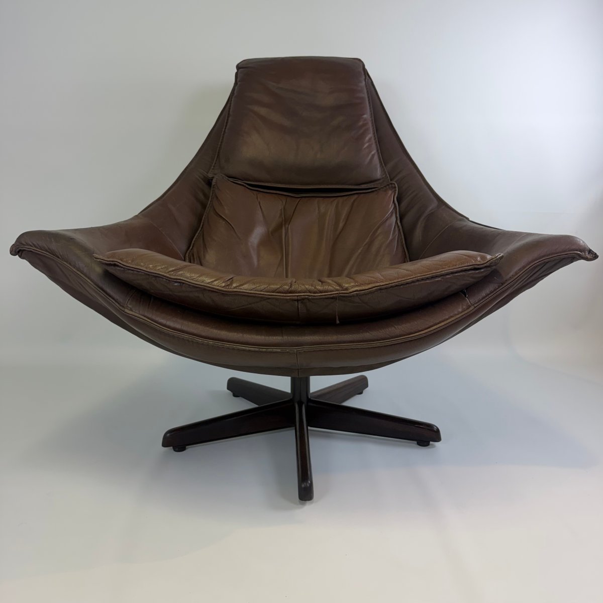 Fauteuil pivotant « Master » en cuir de buffle de Leolux