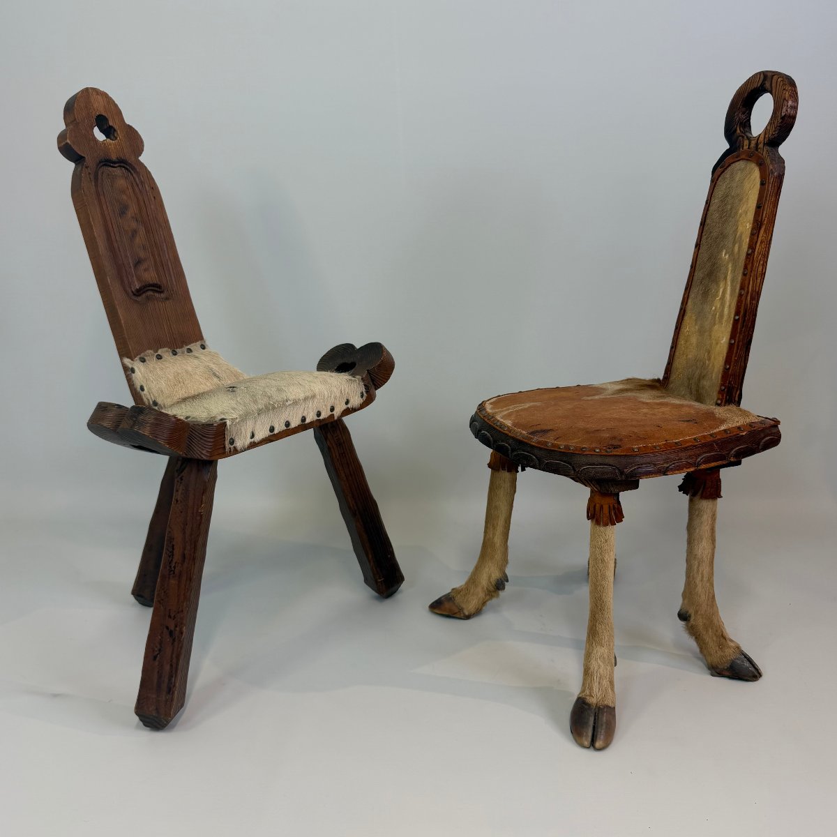 Lot de 2 chaises rustiques de style folklorique 