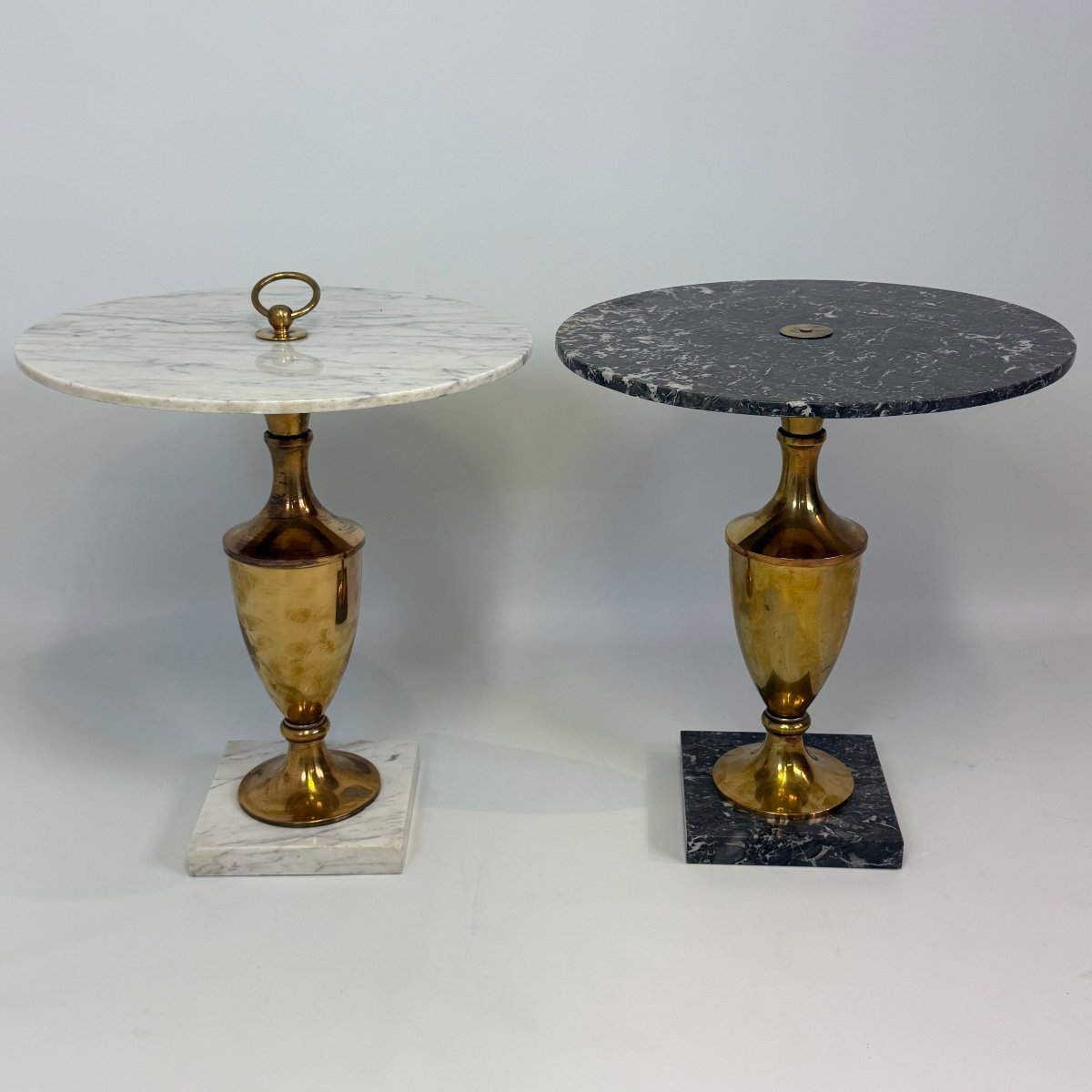 Paire de tables d'appoint en marbre de style Hollywood Regency de Maison Jansen 