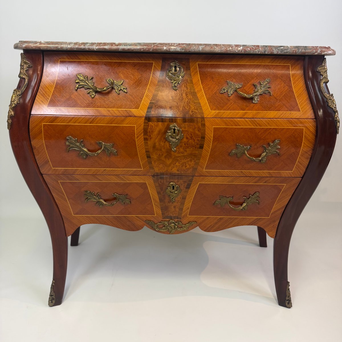 Commode bombée de style Louis XV -photo-1