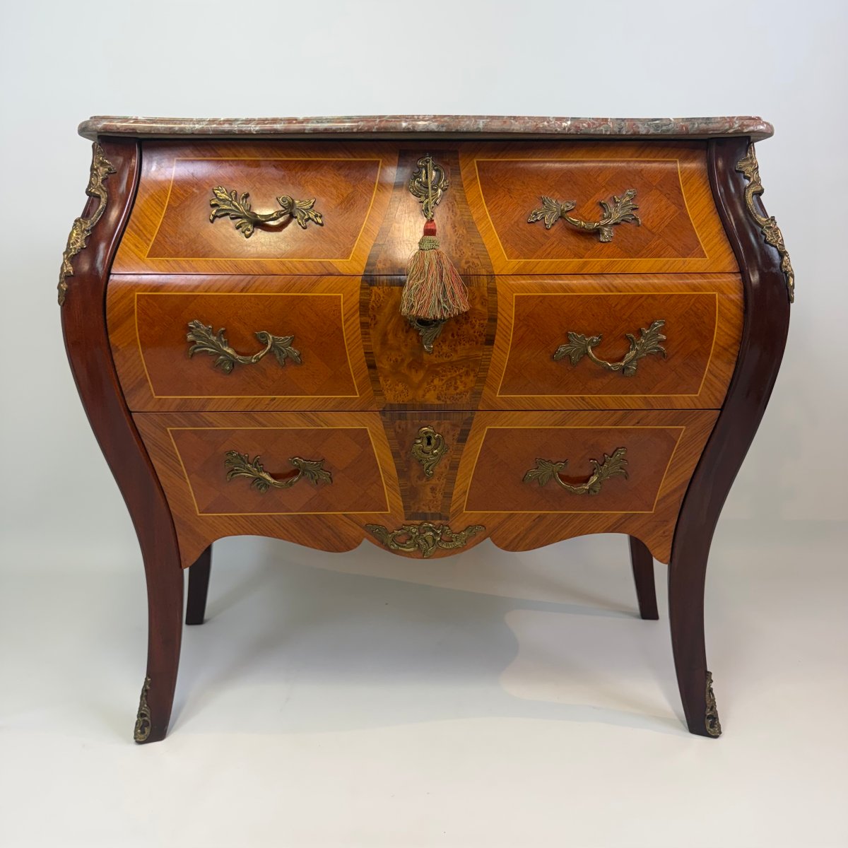 Commode bombée de style Louis XV 