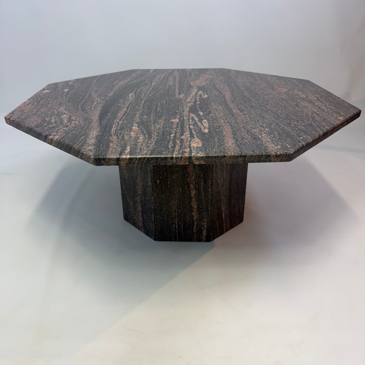 Table basse octogonale en granit 