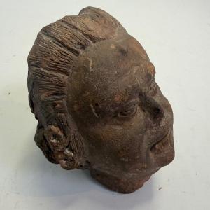 Tête de buste fragmentaire en terre cuite 