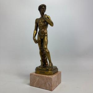 Statue de David en laiton sur socle de marbre  