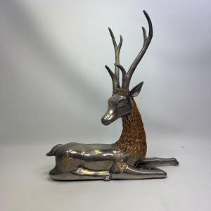 Sculpture thaïlandaise représentant un cerf couché
