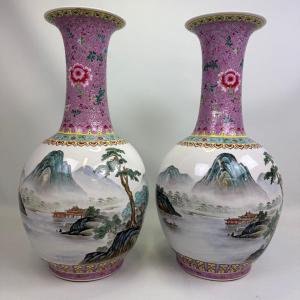 Une paire de vases chinois de style « famille rose »