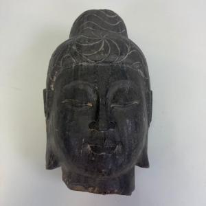 Tête de Bouddha géante en pierre