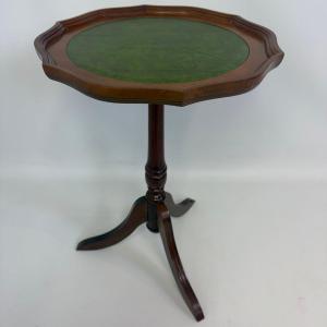 Table d'appoint à trois pieds avec plateau en cuir