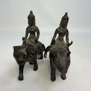 Une paire de bodhisattvas en bronze patiné
