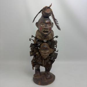 Grande statue fétiche « Nkisi nkondi » des Bakongo, ornée de clous