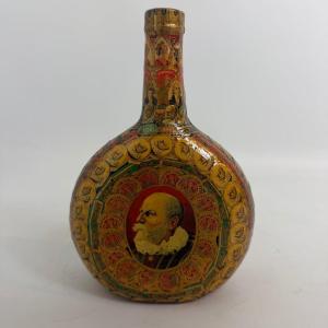 Art du collage, bouteille ventrue recouverte de bagues de cigares