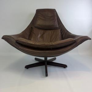 "master" Swivel Armchair In Buffalo Leather By Leolux