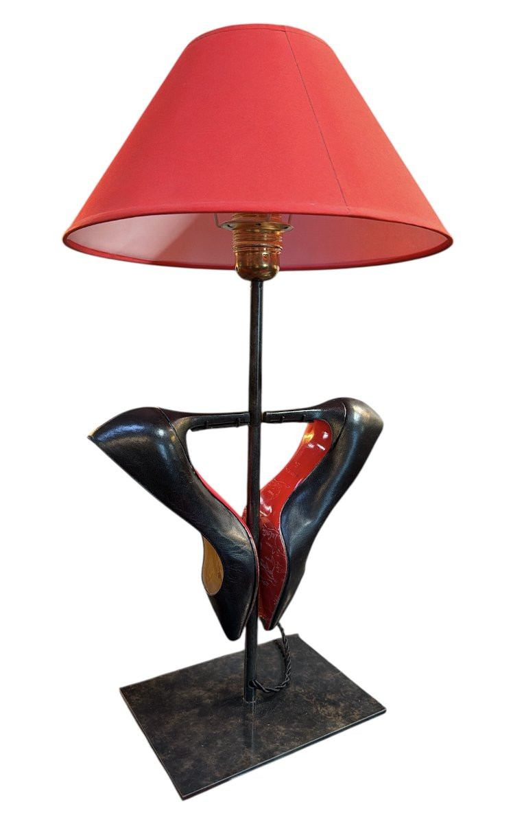 Cinderella Lamp : Two Louboutin Shoes Mounted As A Lamp-photo-4