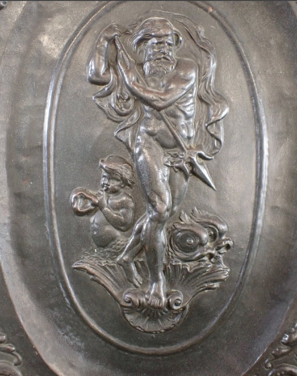 Pair Of Large Medallions Forming Appliques-photo-2