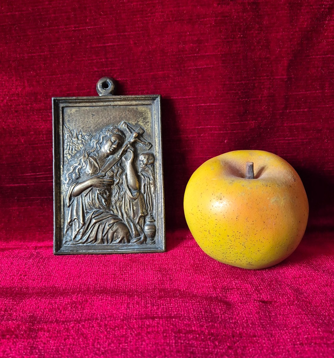 Baiser de paix XVIIe siècle en Bronze - Marie Madeleine adorant un crucifix-photo-1