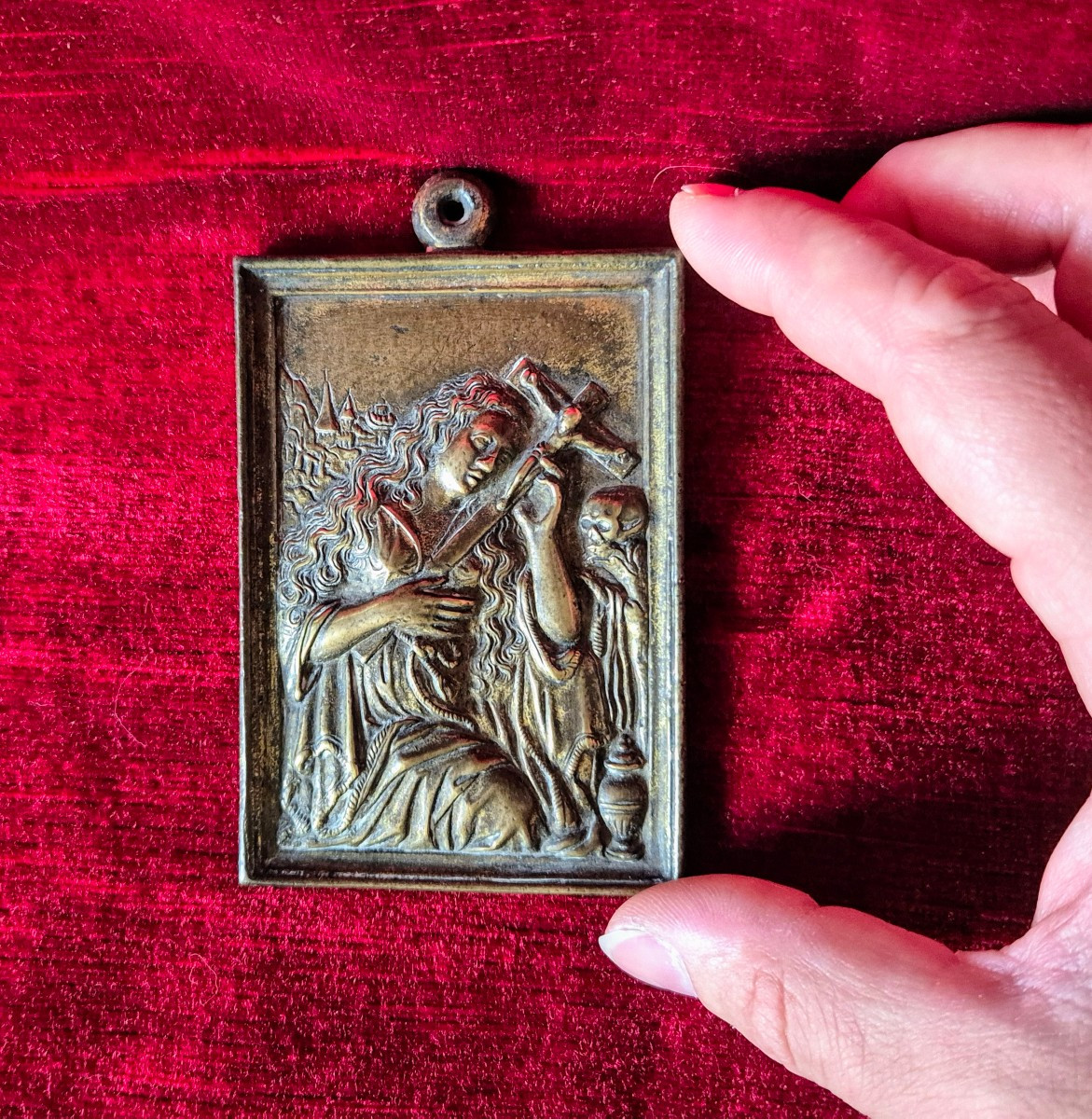 Baiser de paix XVIIe siècle en Bronze - Marie Madeleine adorant un crucifix-photo-2