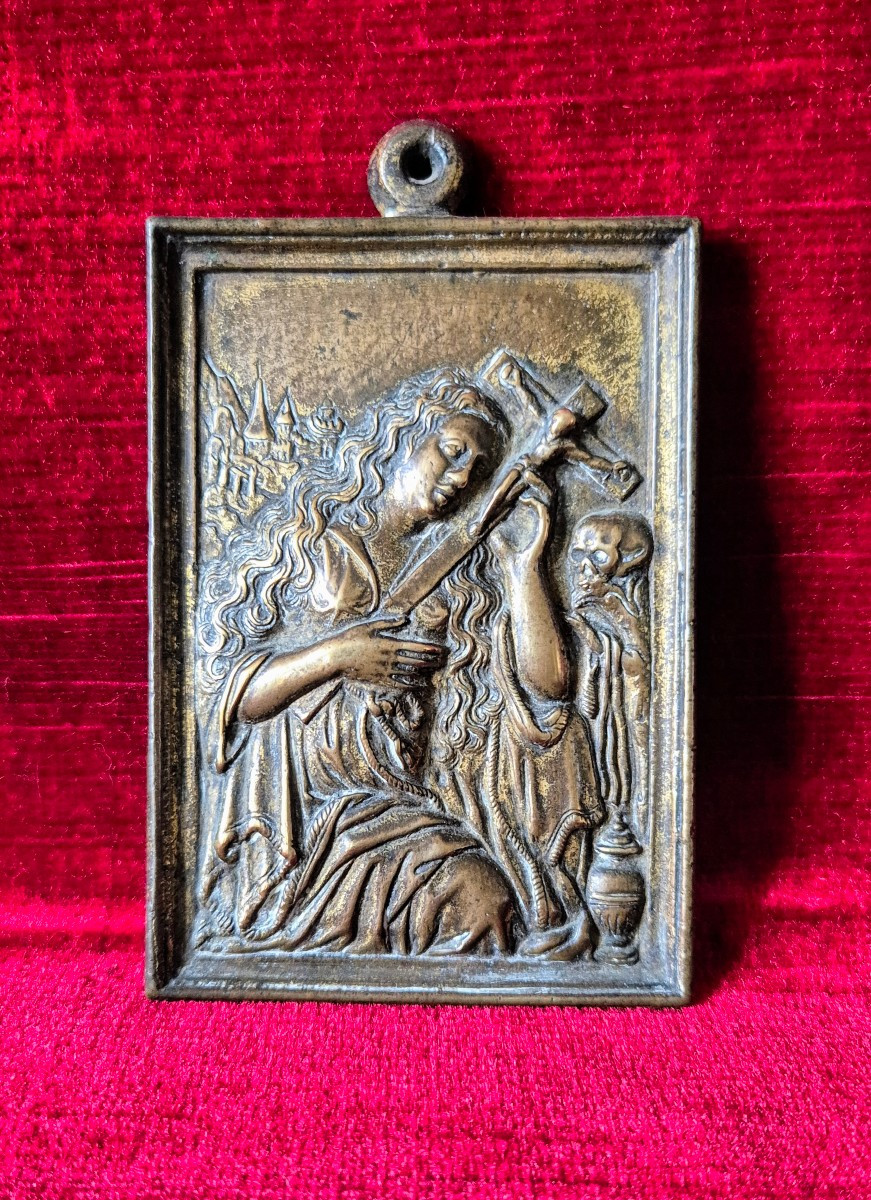 Baiser de paix XVIIe siècle en Bronze - Marie Madeleine adorant un crucifix