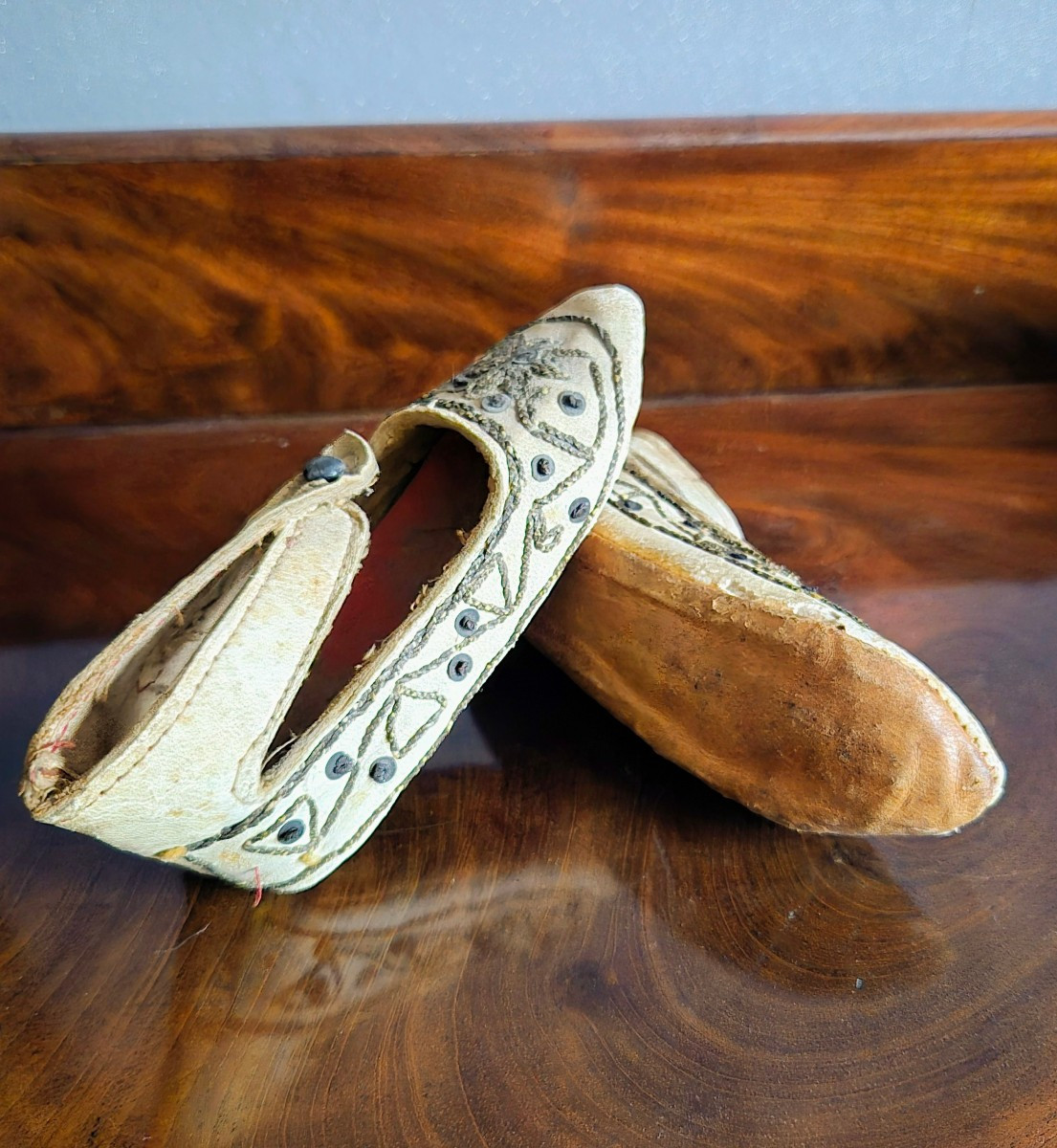 Pair Of Embroidered Chinese Slippers For A Young Child - 19th Century -photo-2