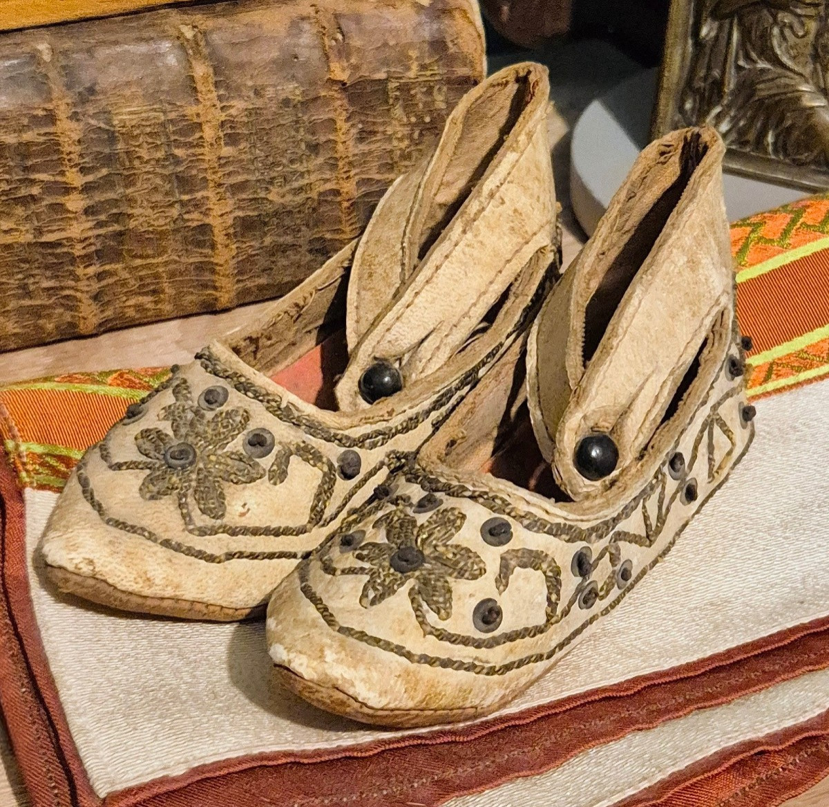 Pair Of Embroidered Chinese Slippers For A Young Child - 19th Century 