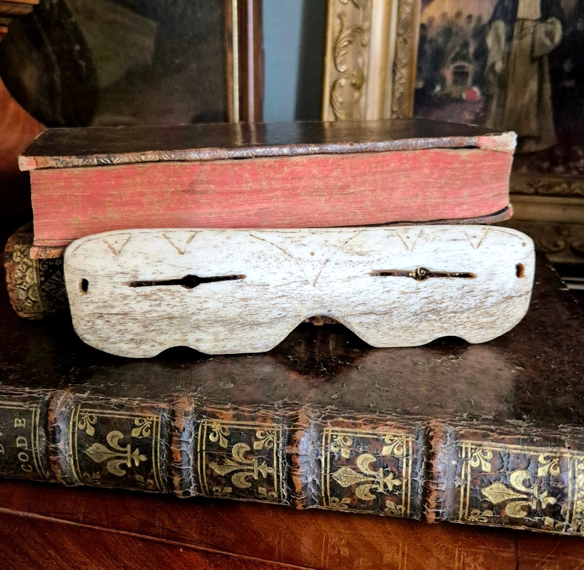 Pair Of Inuit Bone Glasses, 20th Century 