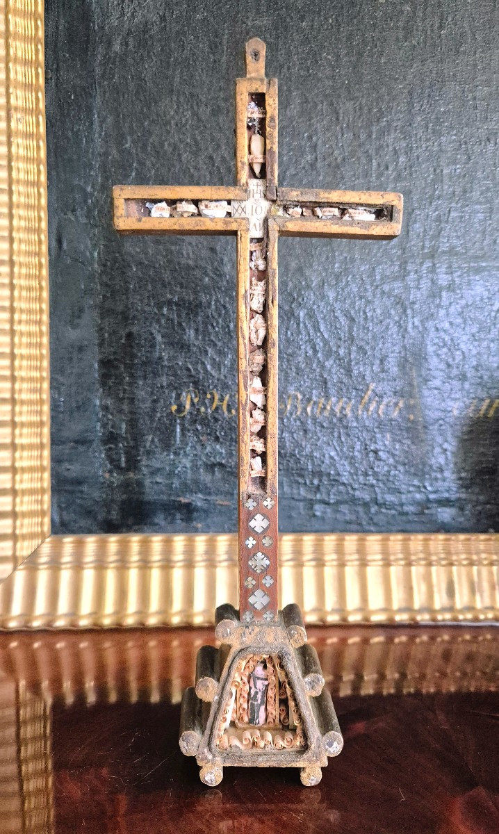 Crucifix aux multiples reliques 