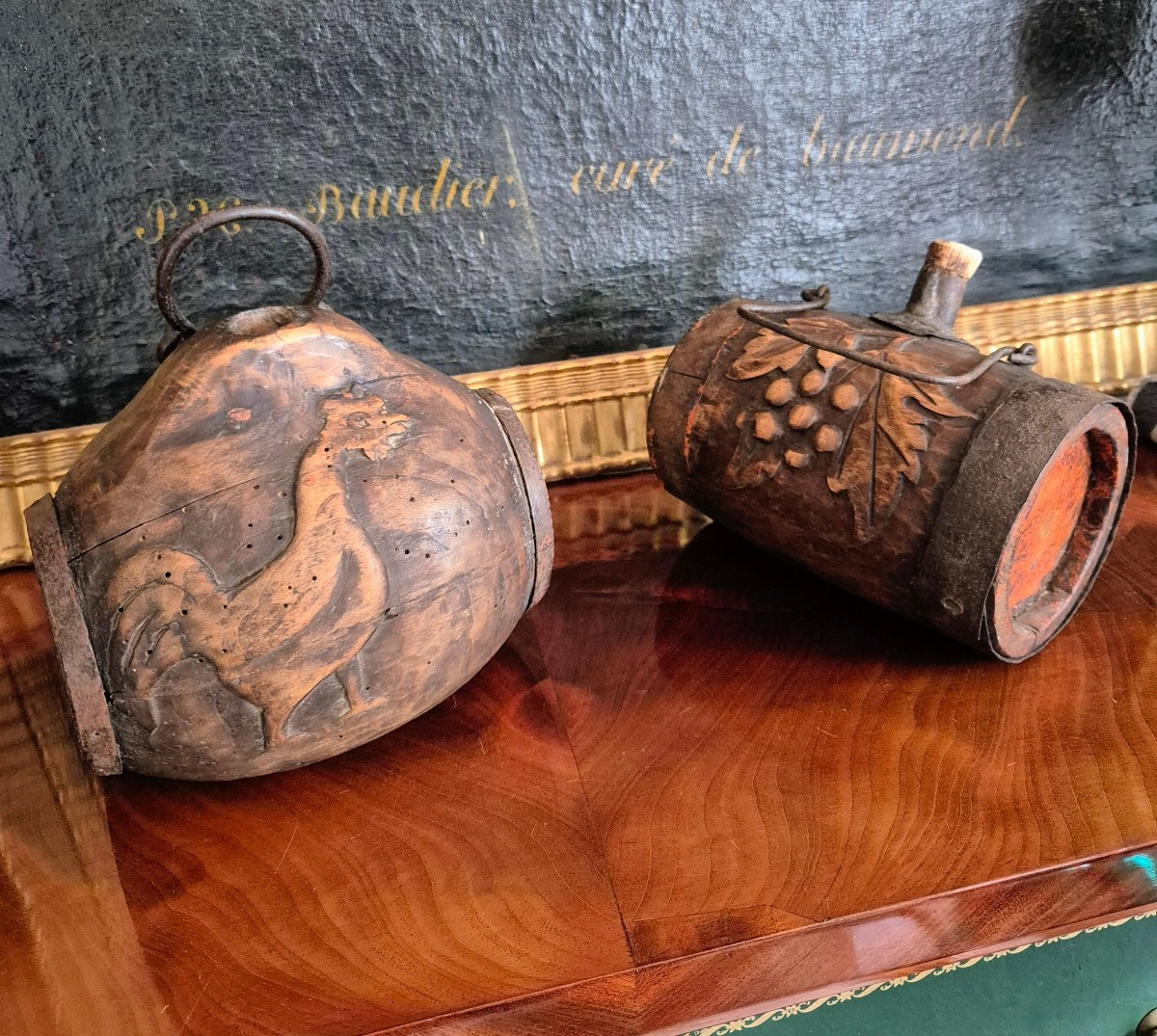 Paire de tonnelets en bois sculpté - Objets de voiliers XIXe siècle 
