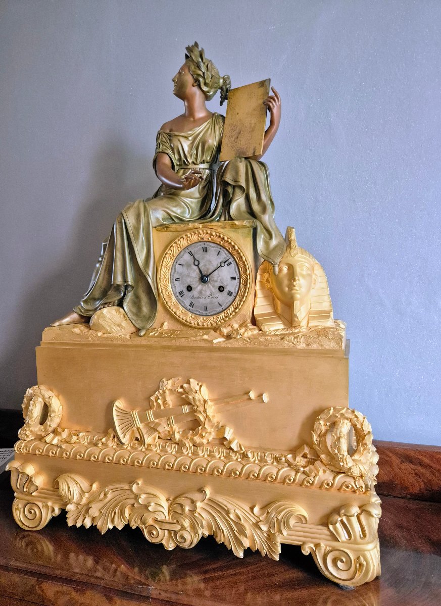 Pendule Egyptomanie à l’Allégorie de l’Histoire Clio Circa 1830 Dartois - Epoque Charles X