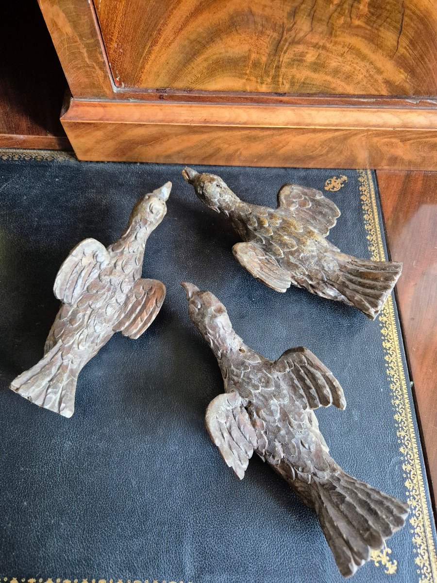 Three Small Carved Wooden Birds From The 18th Century, Representing Religious Doves-photo-2