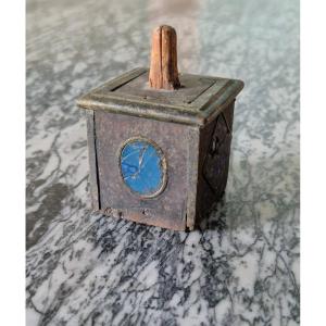 Socle en bois à cabochons sertis XVIIe siècle 
