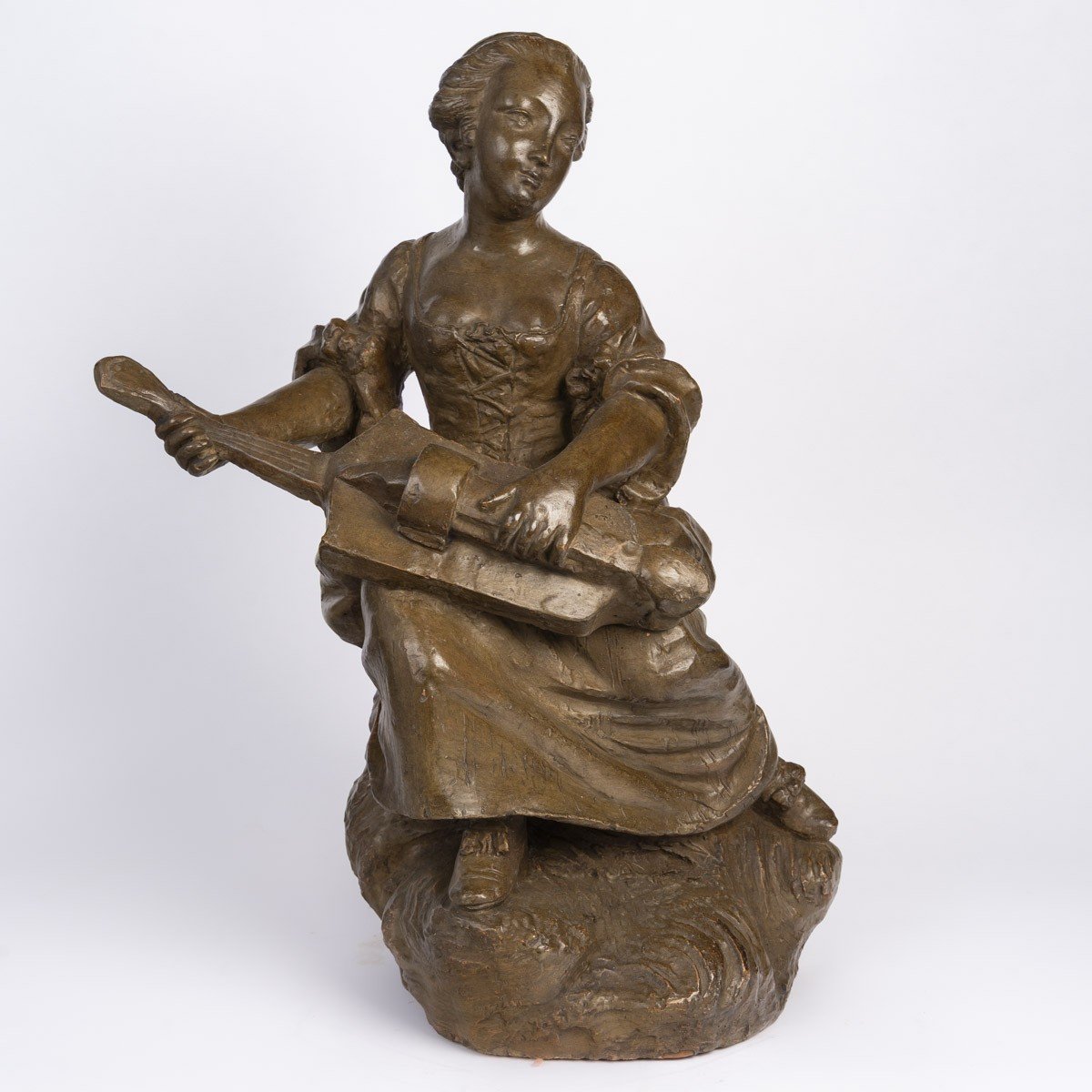 Terre cuite, Jeune femme à la mandoline, époque XIXe siècle, de style Louis XV.