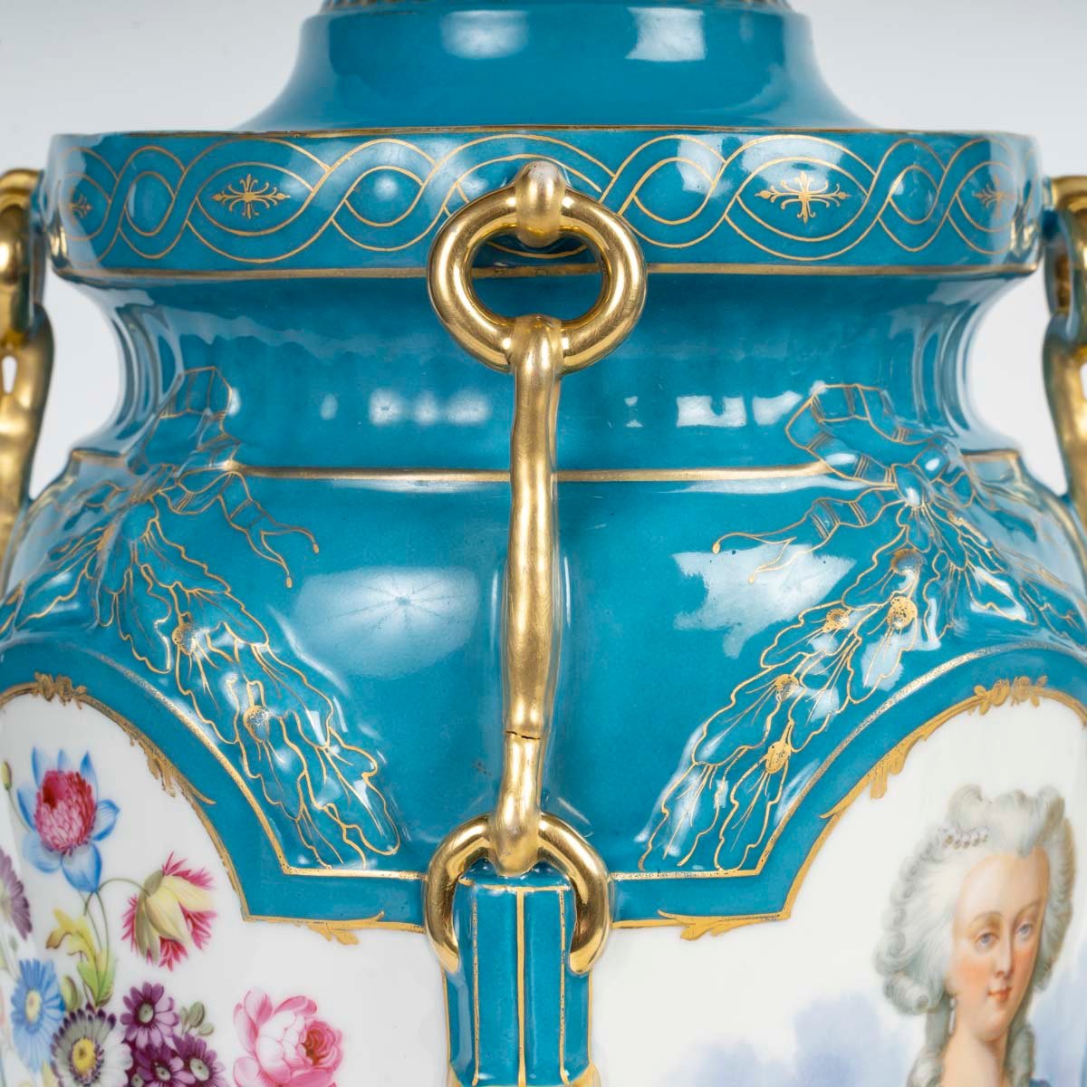  Paire de vases en porcelaine polychrome et dorée, XIXème siècle-photo-1