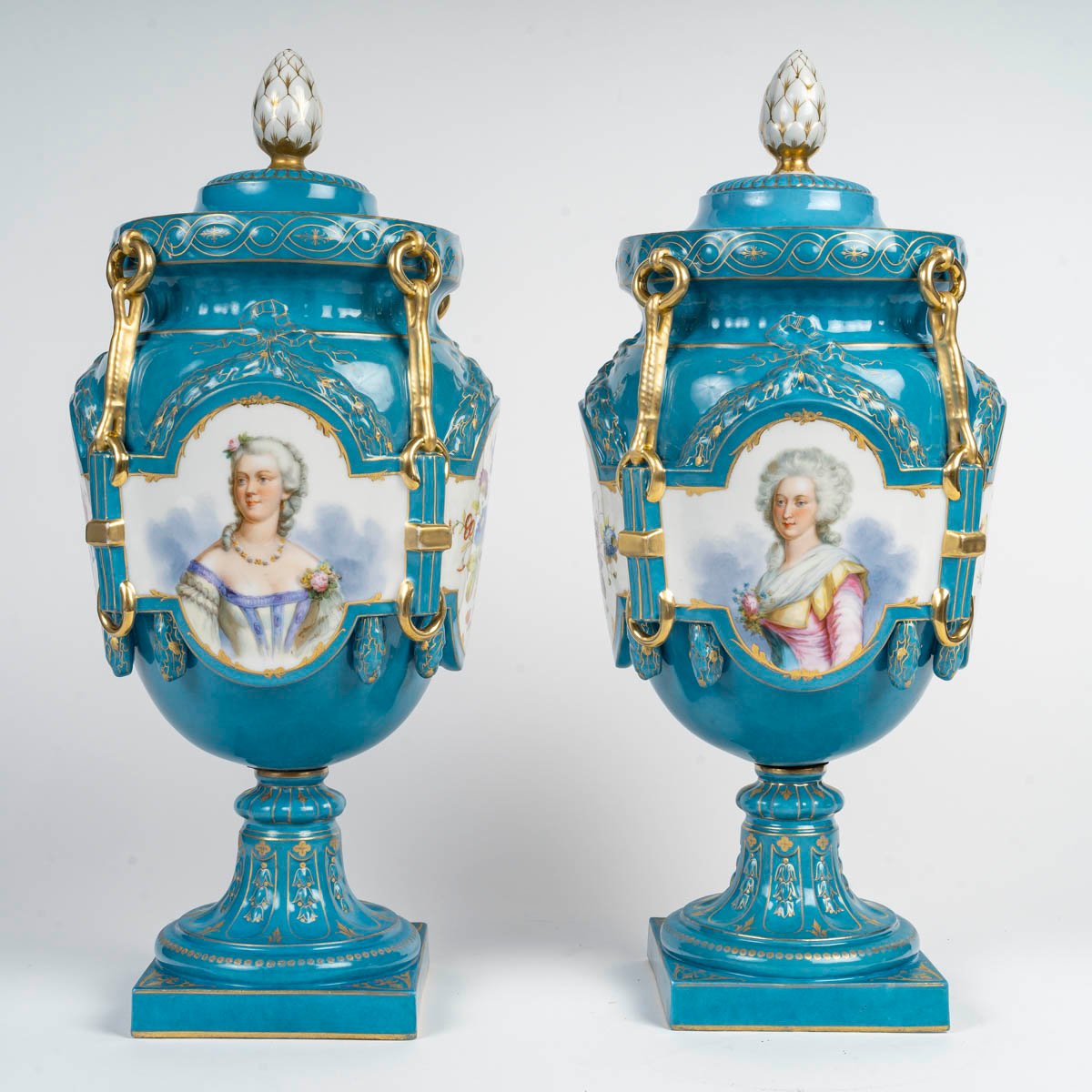 Paire de vases en porcelaine polychrome et dorée, XIXème siècle