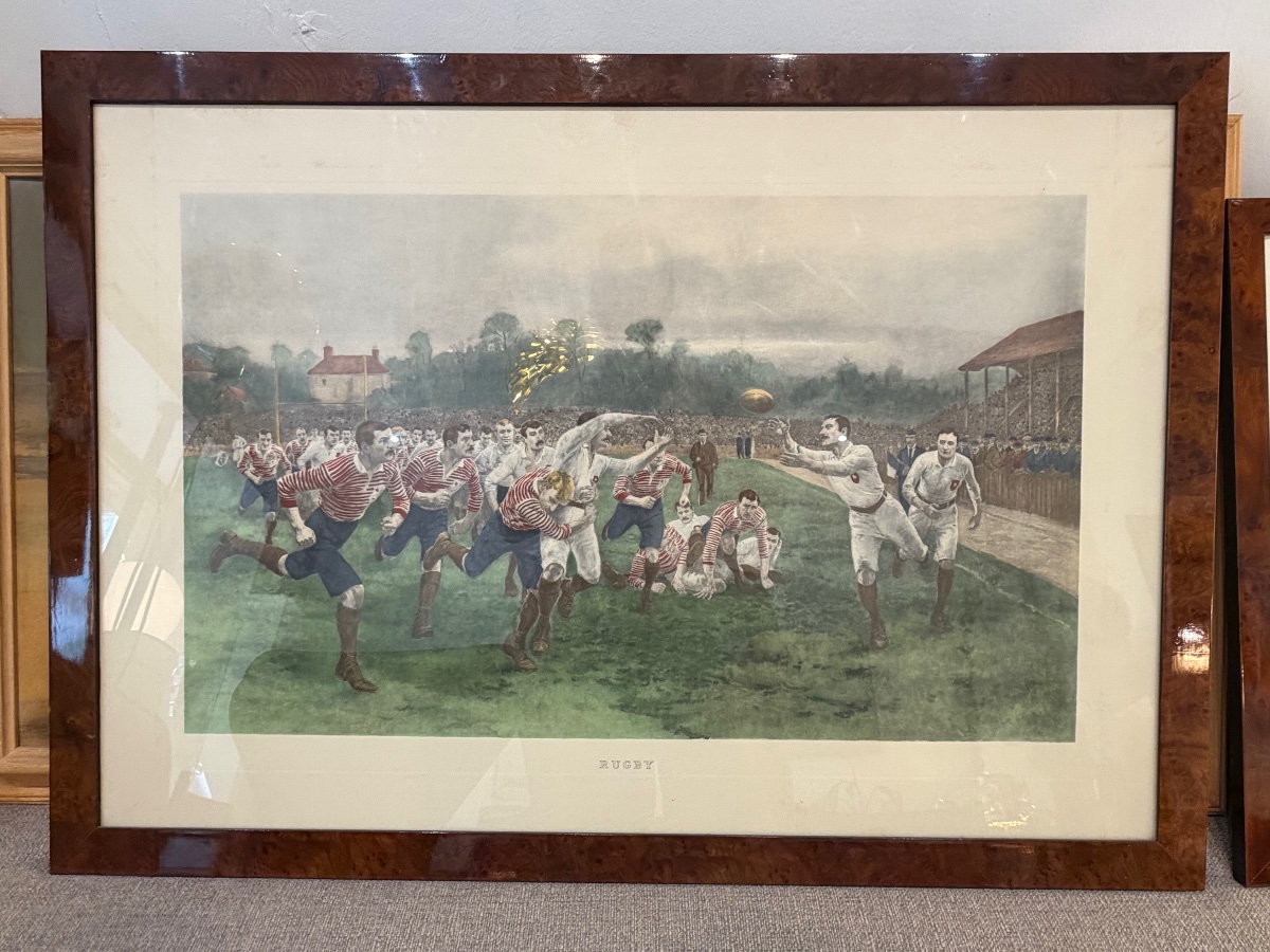 Gravure ancienne “Rugby” - Scène sportive Belle Époque, encadrement en placage de loupe