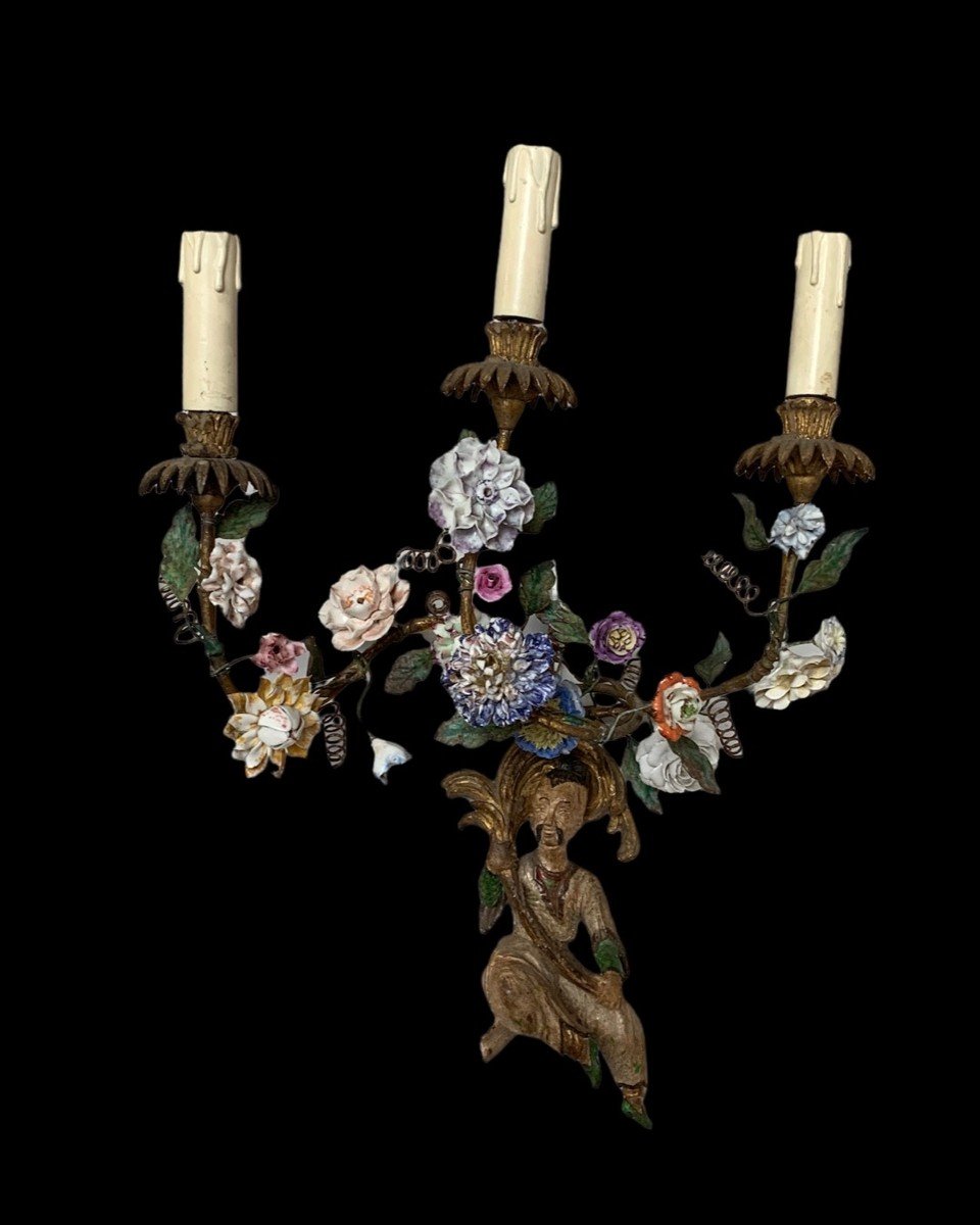 Pair Of  Chinoiserie Lacquered Wood Sconces With Porcelain Flowers, Turin, XVIII Century-photo-3