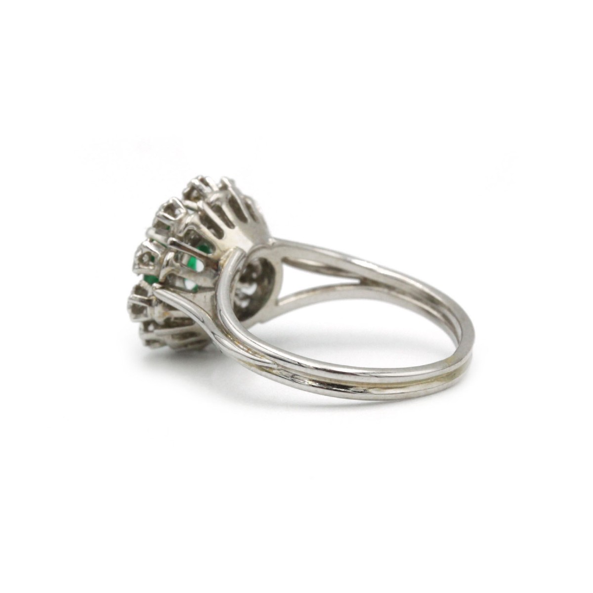 Mid-century 1950s 18k White Gold Emerald And Diamond Cocktail Daisy Ring-photo-4