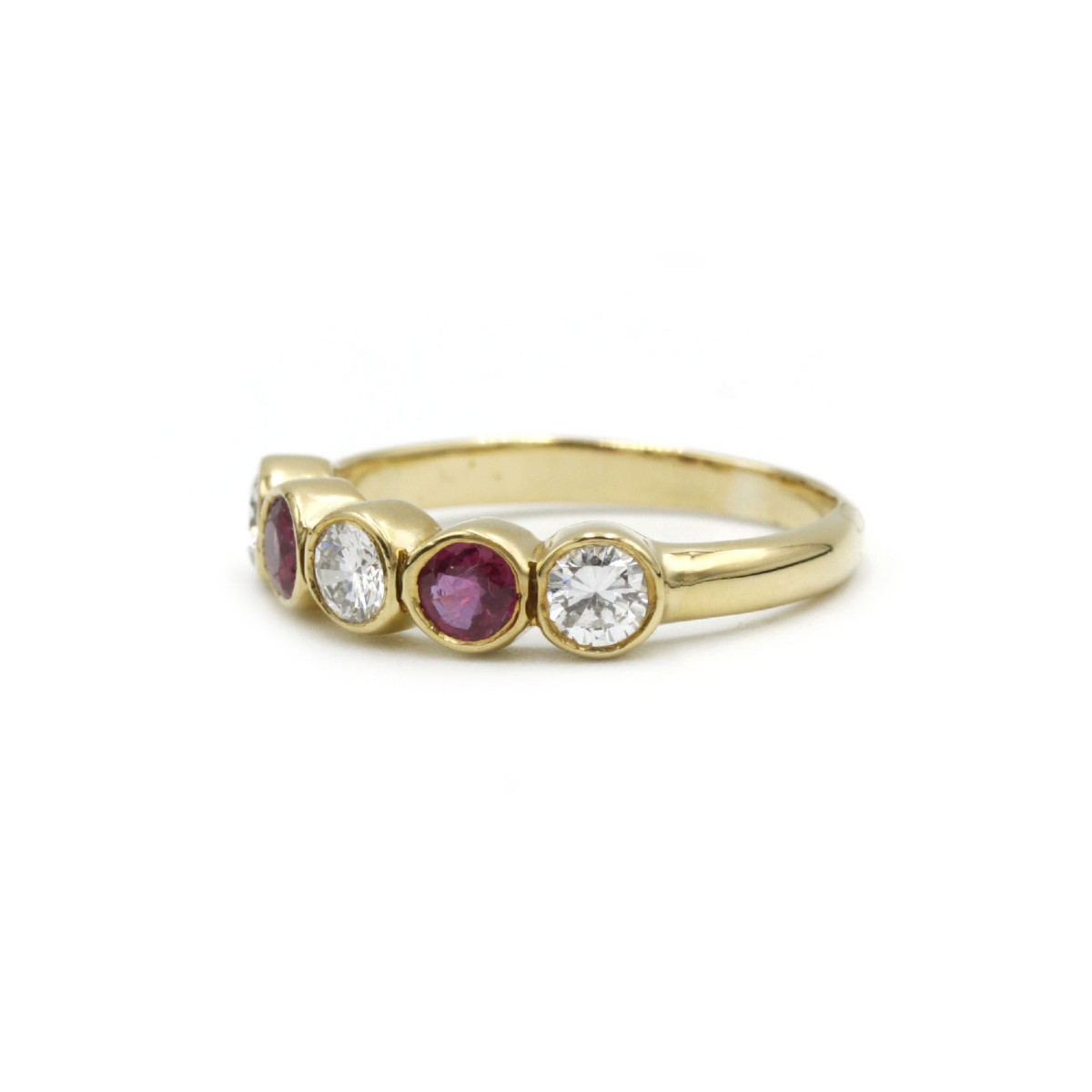 Bague demi-alliance contemporaine en or jaune 18 K sertie de diamants et rubis alternés-photo-2
