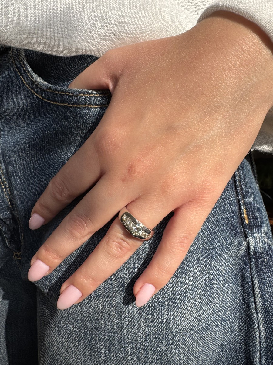 750 Gold Band Ring With Central Diamond 0.55 Ct Plus 6 Princess Diamonds Totaling 1.05 Carats -photo-4