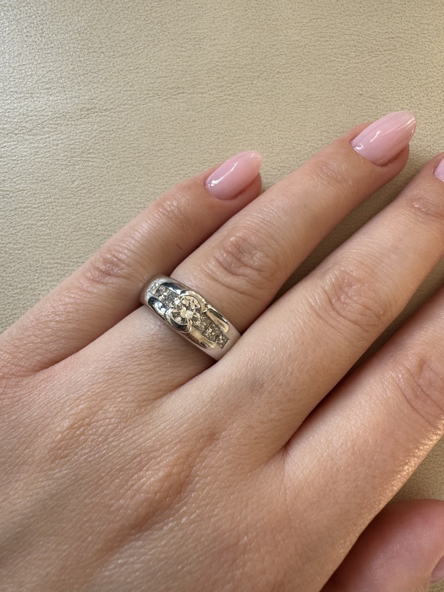 750 Gold Band Ring With Central Diamond 0.55 Ct Plus 6 Princess Diamonds Totaling 1.05 Carats -photo-4