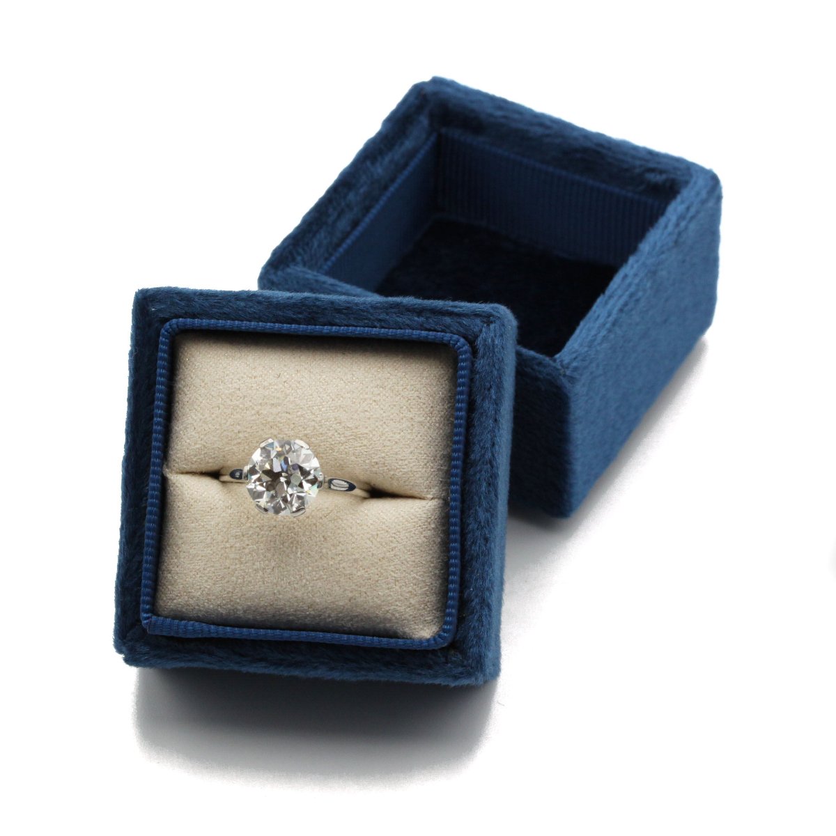 Solitaire - Platinum And 2.70 Carat Diamonds-photo-4