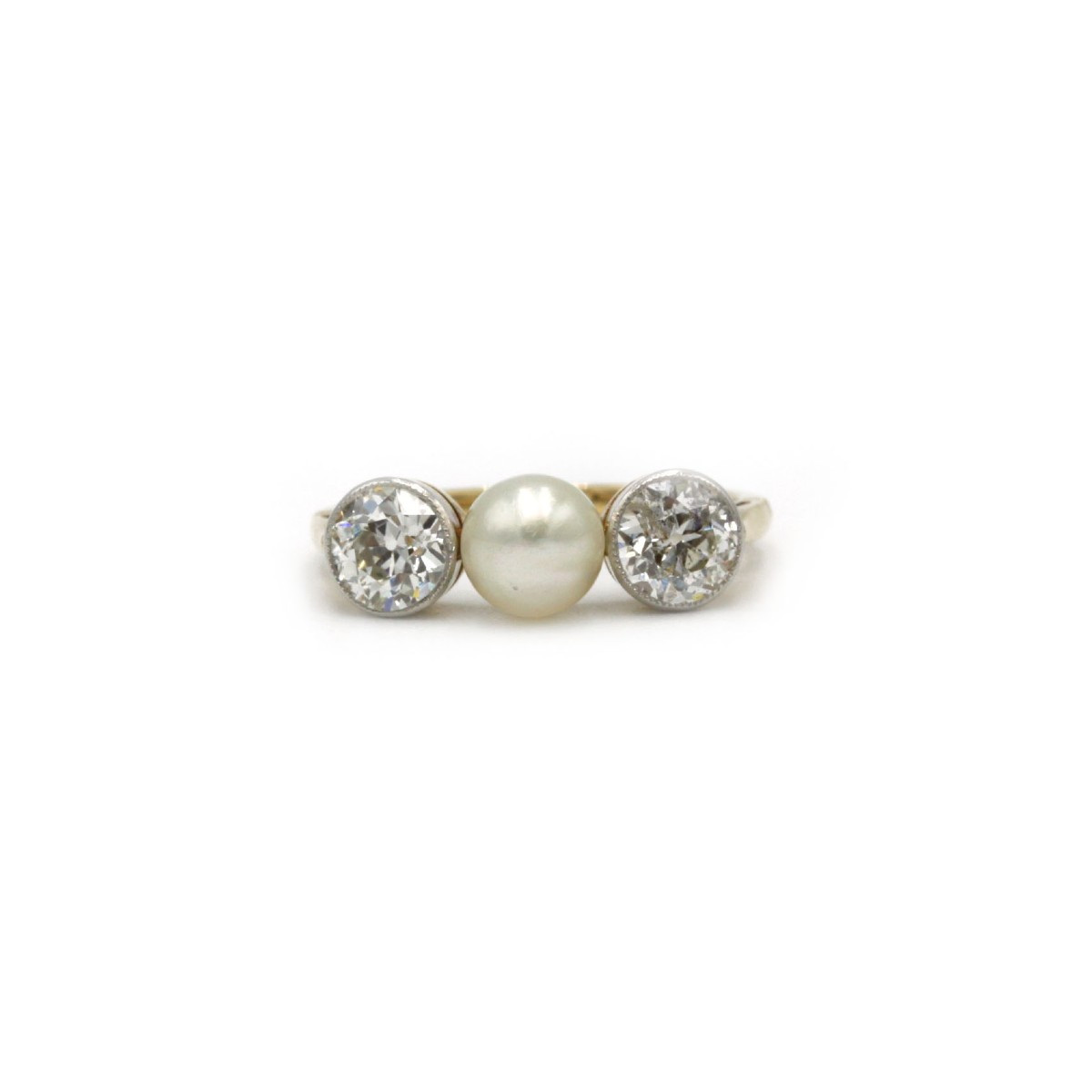 Bague trilogie or jaune 750, XIXe siècle, perle et deux diamants tailles anciennes pour 1 carat