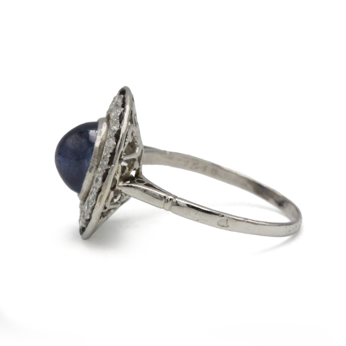 Bague art deco en platine, saphir cabochon, onix et diamants -photo-4