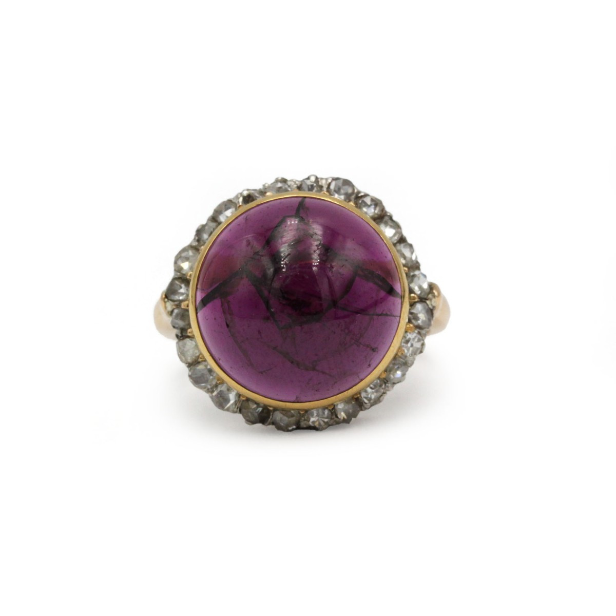 Bague en or jaune 750, diamants tailles anciennes et grenat cabochon