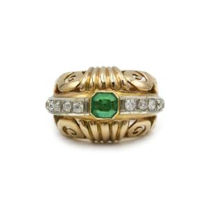 Bague vintage en or jaune 18 K à volutes, sertie d’une émeraude et de diamants taille ancienne