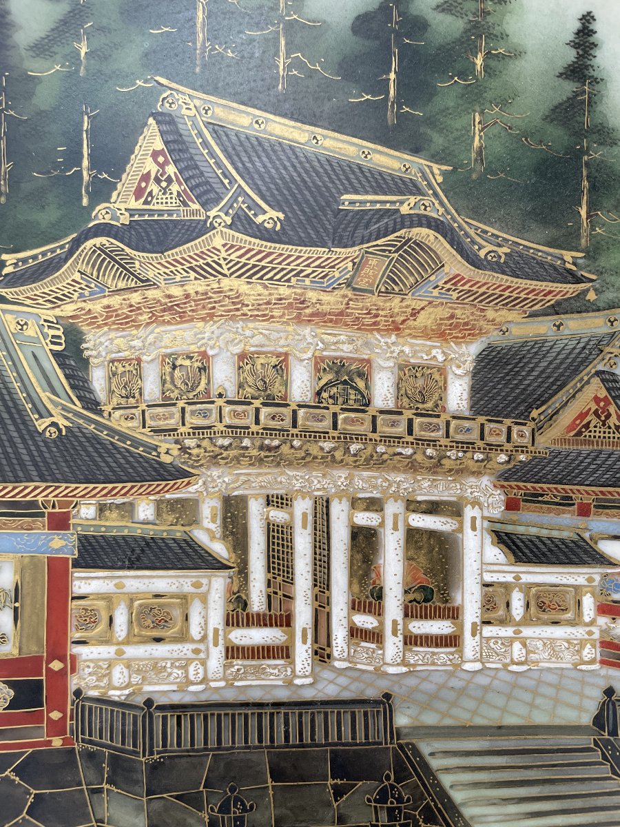 Plat japonais en porcelaine à décor de pagode-photo-3