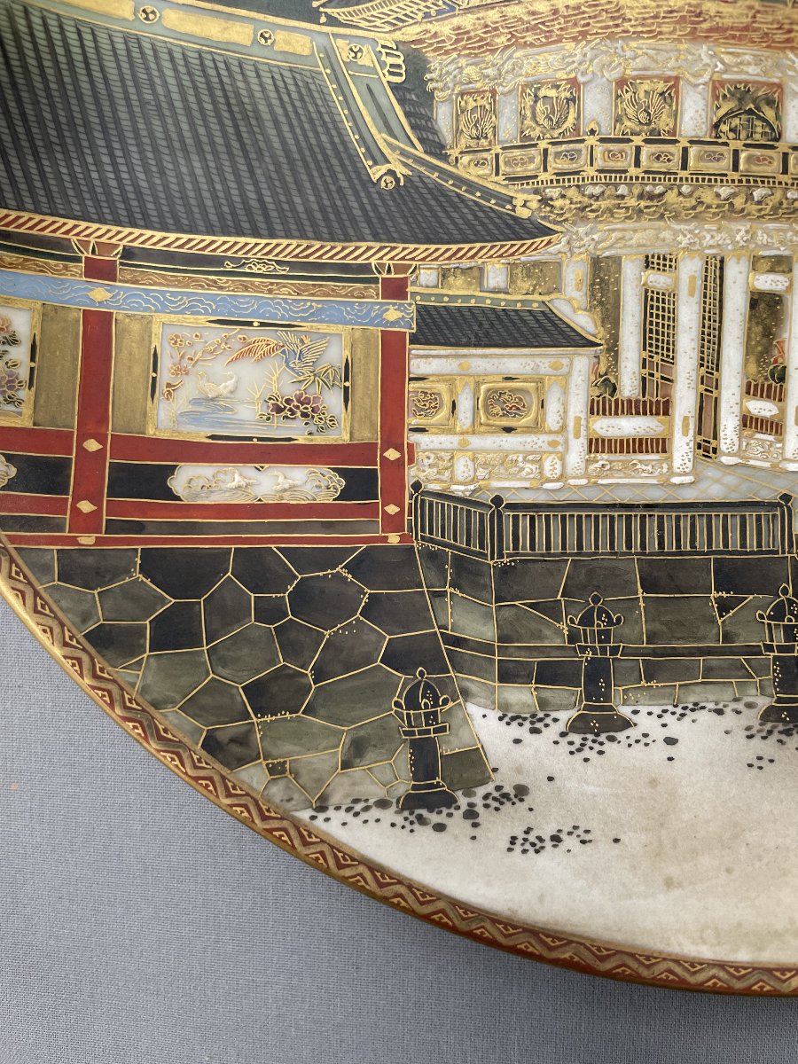 Plat japonais en porcelaine à décor de pagode-photo-4