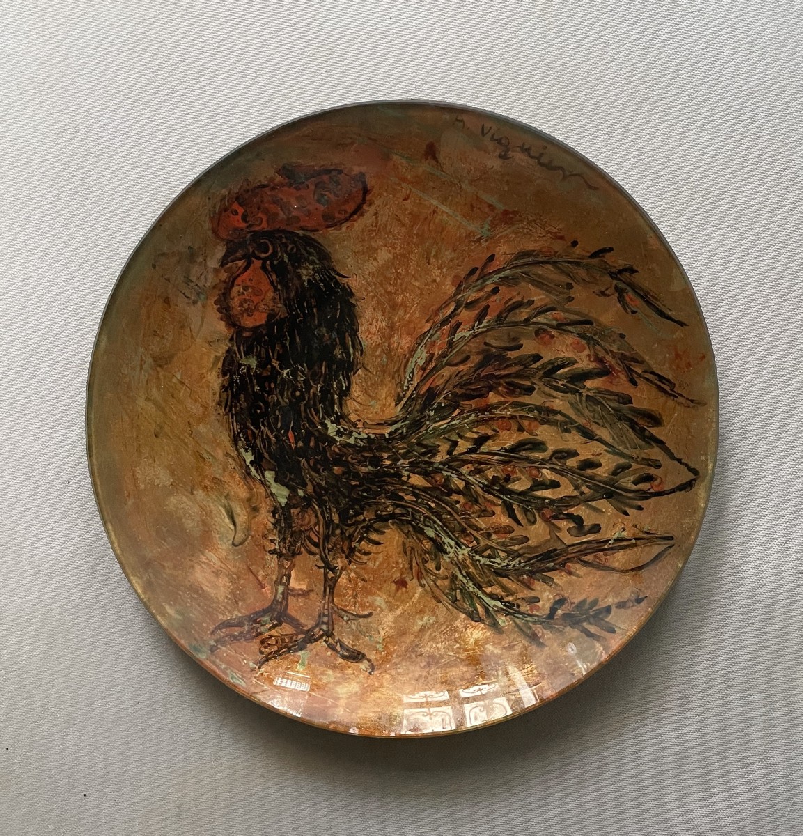  Plat en verre peint à décor de coq, signature à identifier