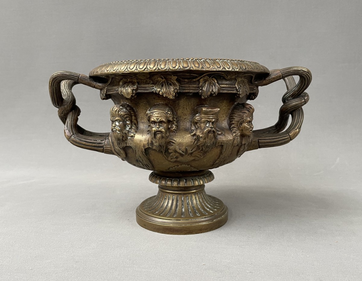 Vase en bronze, style Warwick