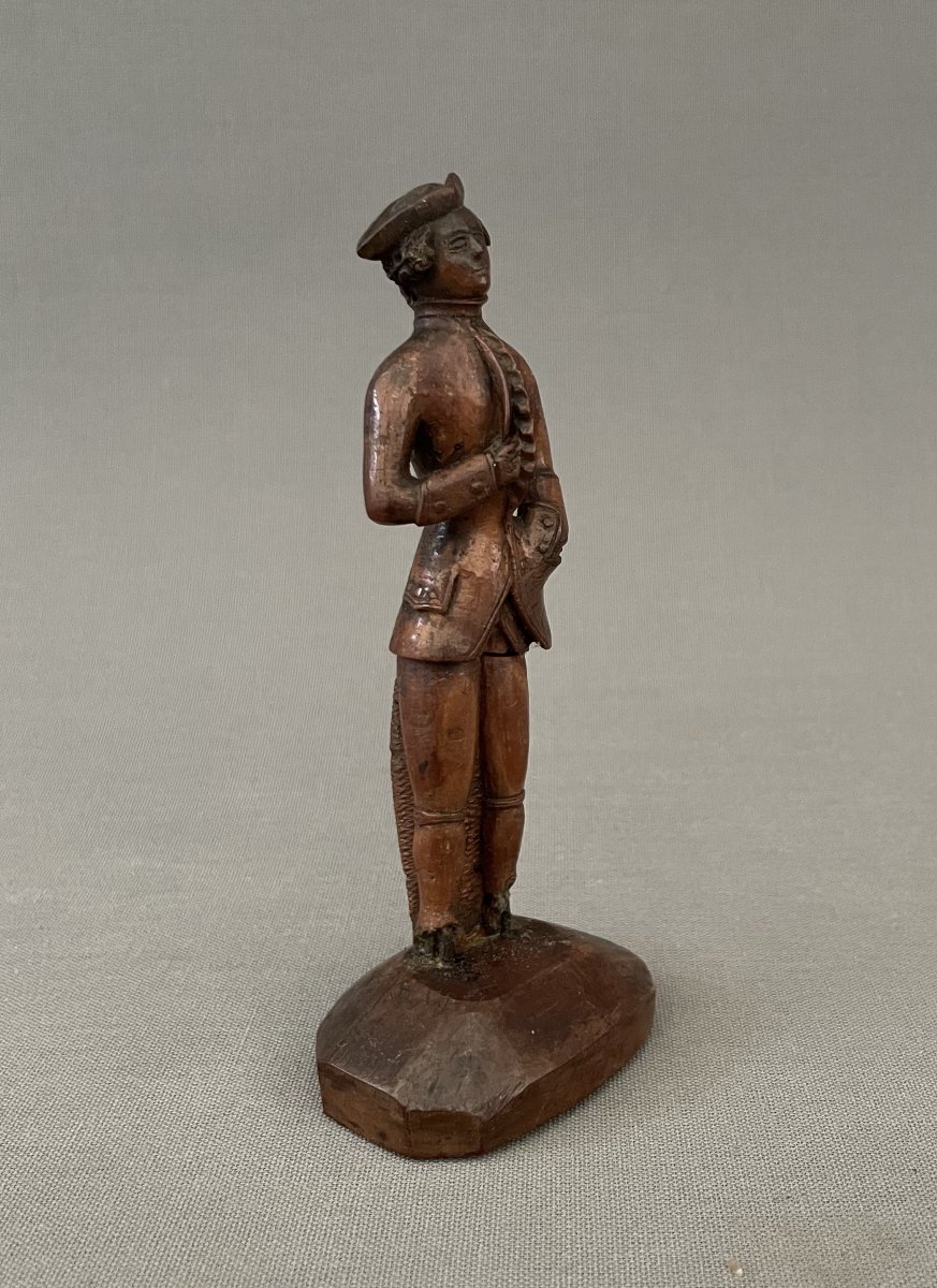 Gentilhomme, statuette en bois-photo-2