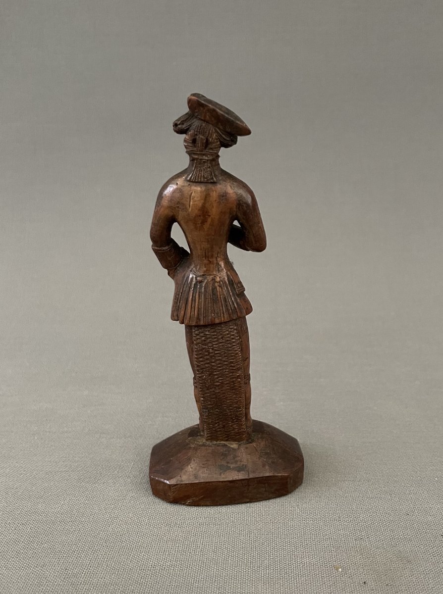 Gentilhomme, statuette en bois-photo-1